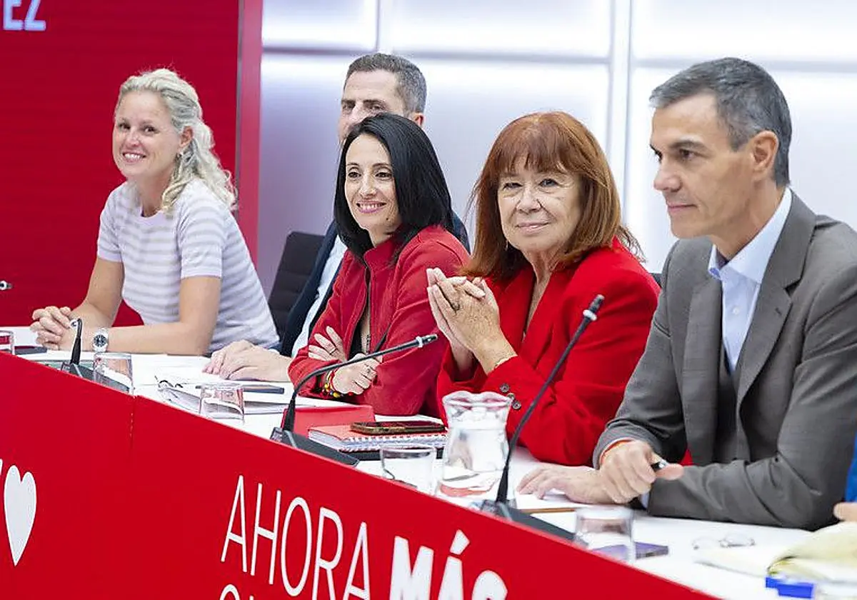 La secretaria de Organización y nueva portavoz socialista, Rebeca Torró, junto a Cristina Narbona, presidenta del PSOE y nuev
