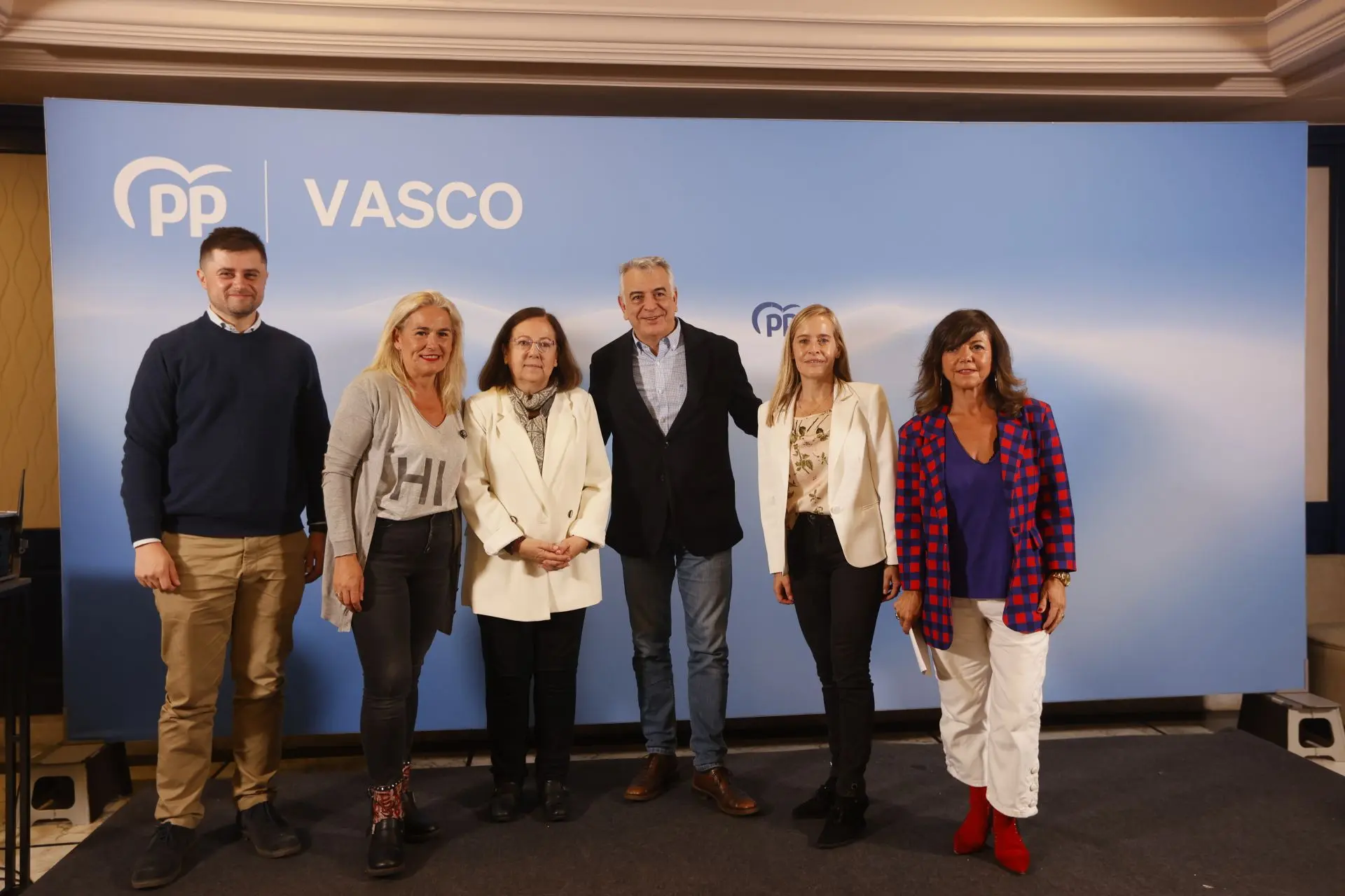 Javier de Andrés, presidente del PP vasco, junto al resto de participantes en el acto. Javier de Andrés, presidente del PP va