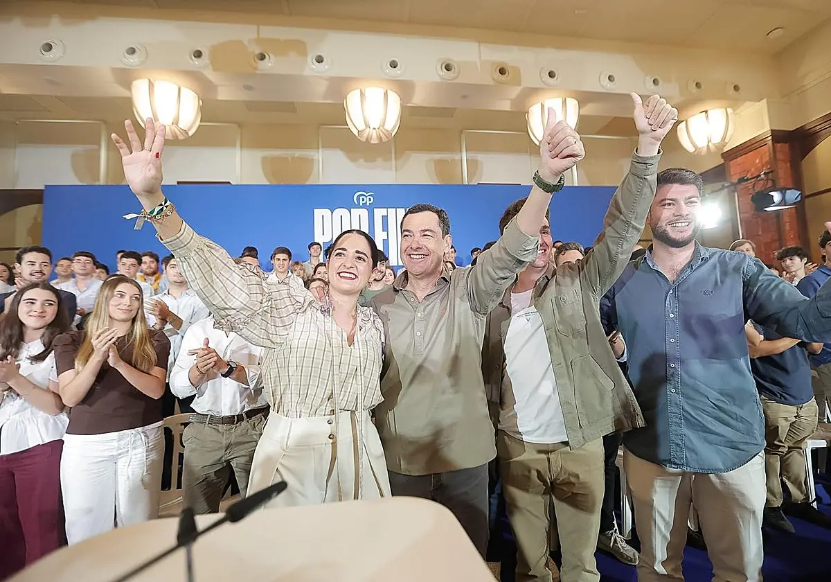 Juanma Moreno, con los presidentes de Nuevas Generaciones en España, Andalucía y Sevilla Juanma Moreno, con los presidentes d