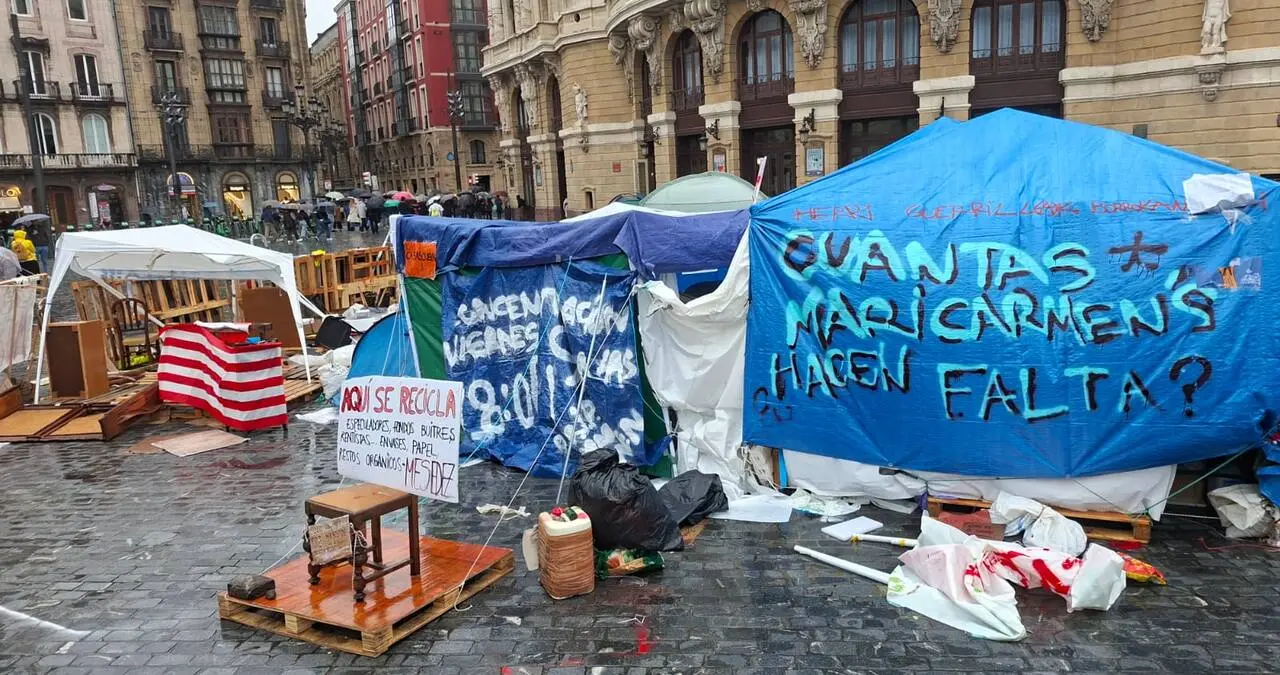 La acampada del Teatro Arriaga comienza a desmontarse tras tres semanas de protesta por una vivienda digna. / Daniel Rivera
