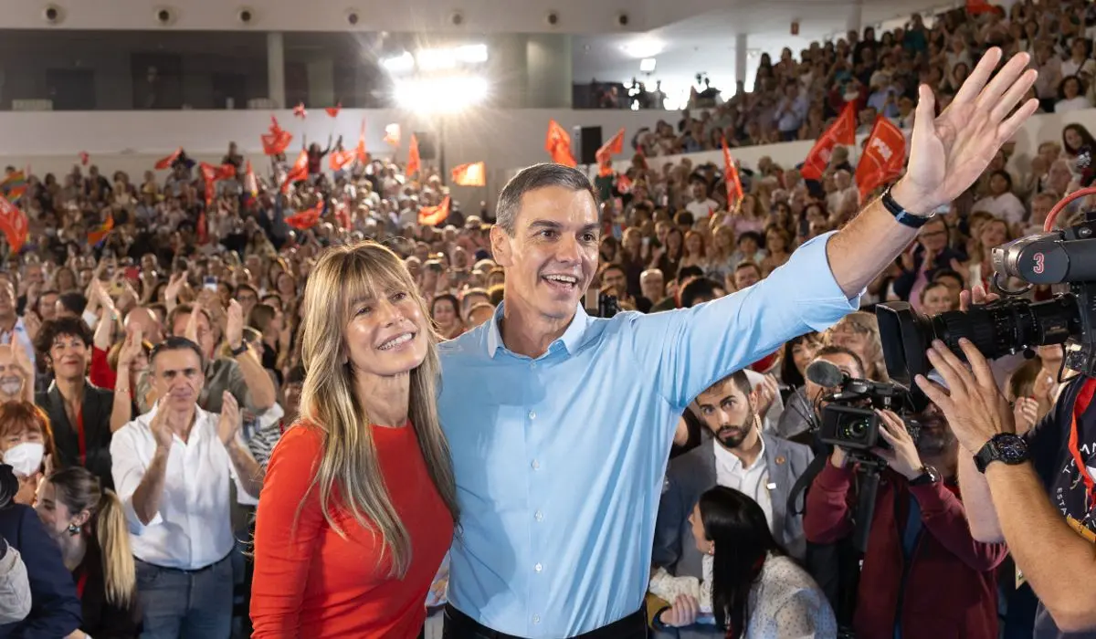 Begoña Gómez y Pedro Sánchez, durante el mitin de este sábado en Fuenlabrada (Madrid)