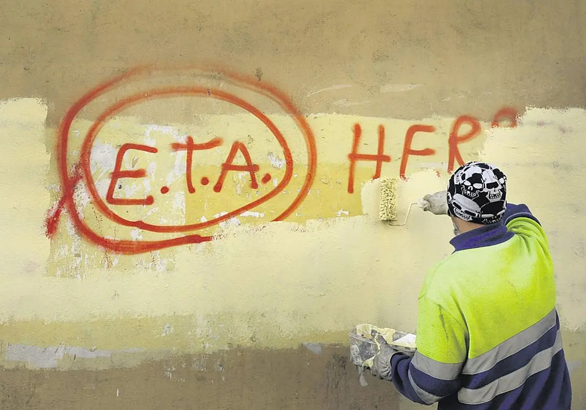 Un operario borra una pintada a favor de ETA en las calles de Euskadi. Un operario borra una pintada a favor de ETA en las ca