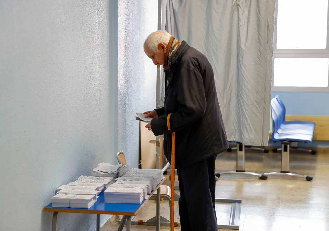 Un hombre elige papeleta para las elecciones al Parlamento Vasco en 2024. / Luis Tejido (EFE)