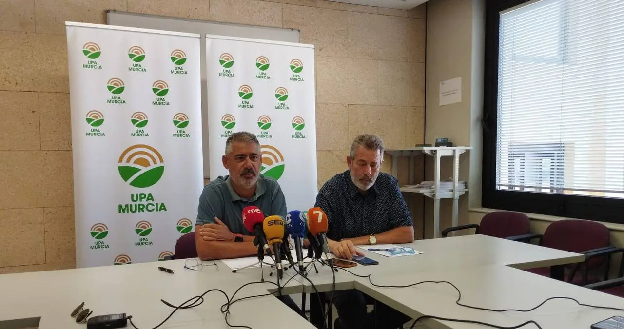 Marcos Alarcón, secretario general de UPA Región de Murcia (izquierda) y Antonio Moreno, secretario de Agua y Agricultura (de