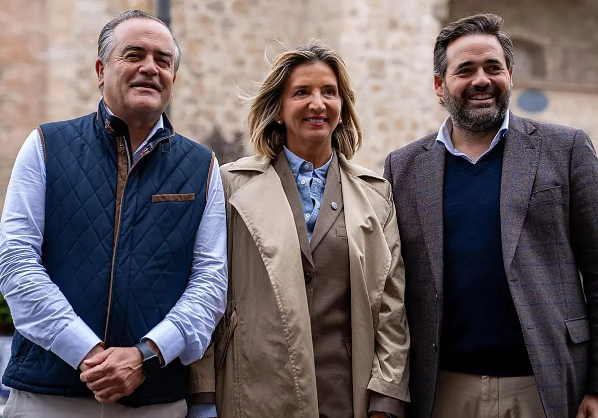 La portavoz del PP en el Senado, Alicia García, flanqueada por el presidente del PP de Castilla-La Mancha, Paco Núñez, y en a