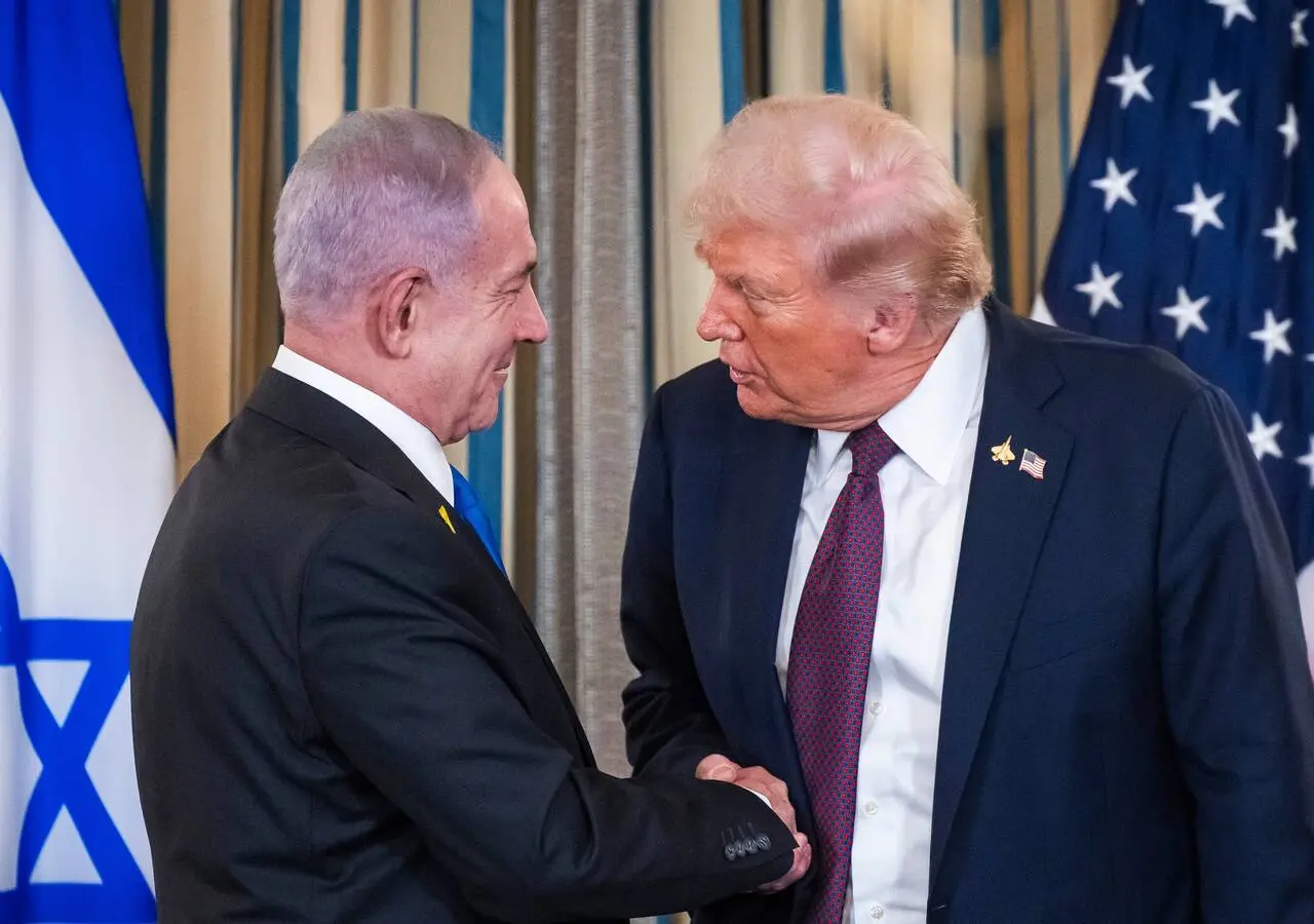 El presidente de Estados Unidos, Donald Trump (d), estrecha la mano del primer ministro israelí, Benjamin Netanyahu, durante