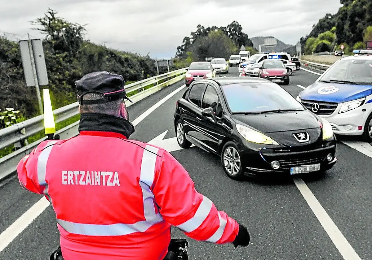 Un control de la Ertzaintza ajeno a esta información Un control de la Ertzaintza ajeno a esta información. (Luis Ángel Gómez)