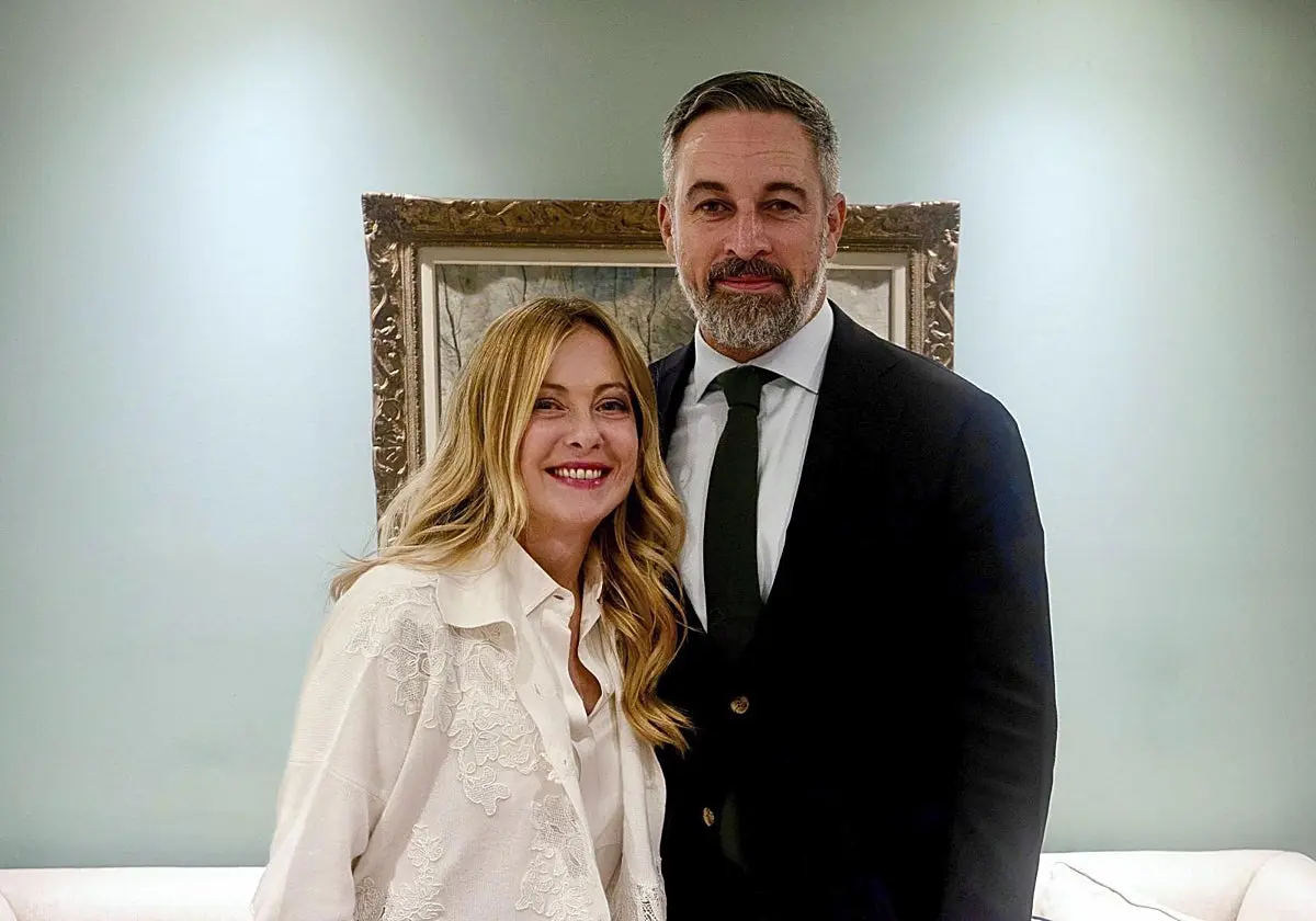 Santiago Abascal, presidente de Vox, junto a Giorgio Meloni, primera ministra de Italia. Santiago Abascal, presidente de Vox,