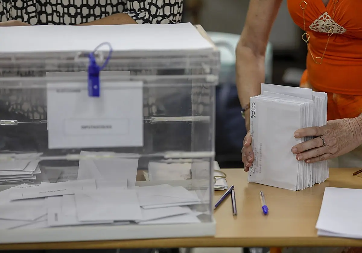Papeletas en las últimas elecciones en mesas electorales. Papeletas en las últimas elecciones en mesas electorales. (EP)