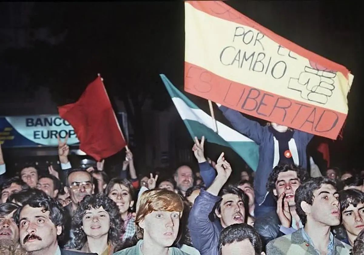 Imagen de archivo de simpatizantes del PSOE tras su victoria en 1982. Imagen de archivo de simpatizantes del PSOE tras su vic