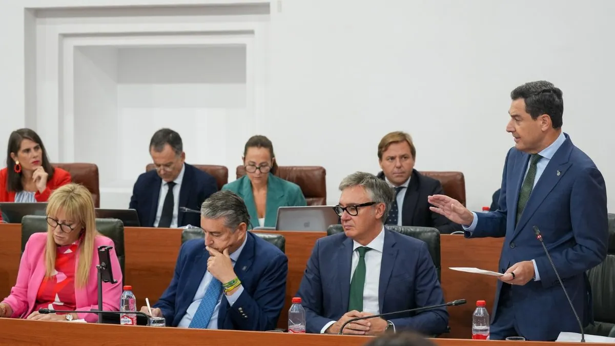 El PP seguiría sin mayoría en Andalucía y subirían Vox y Adelante, según el CIS andaluz El presidente de la Junta de Andalucí