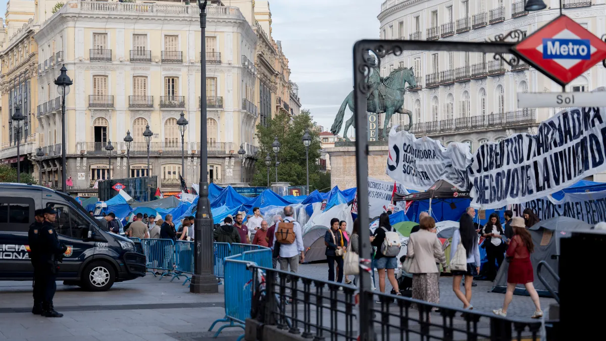 Los sindicatos formalizan la huelga general y lanzan una web para organizar la movilización Acampada. | Alberto Ortega (EP)