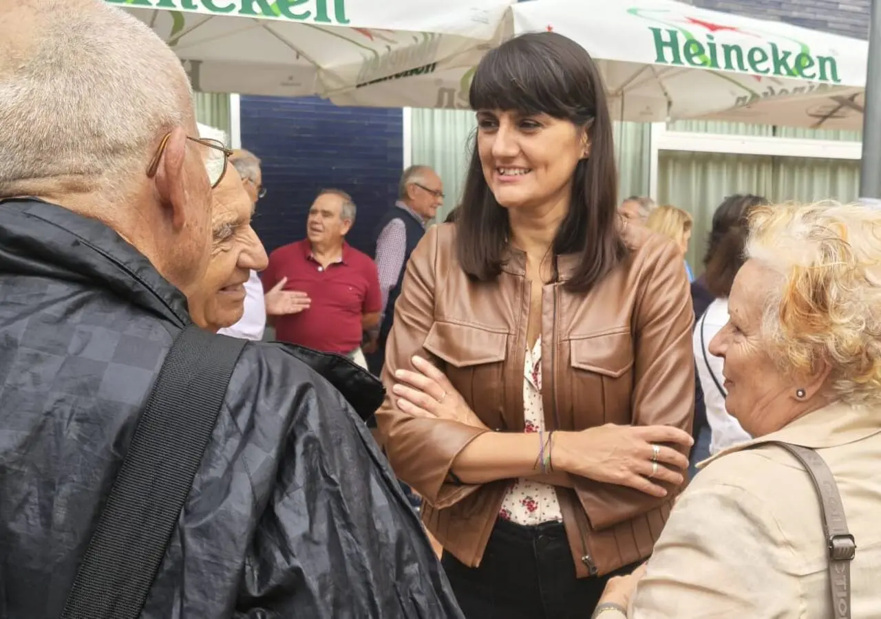 La candidata del PSOE al Congreso por Murcia, María González Veracruz, charla con pensionistas en Murcia / Cadena Ser
