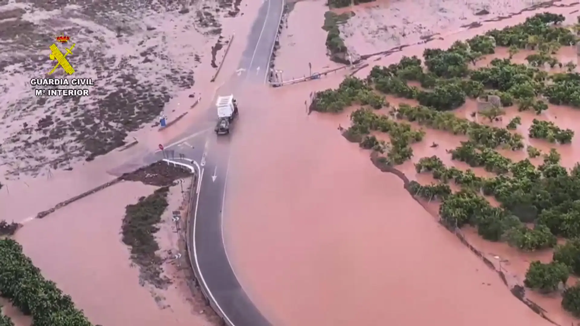 PEGO (ALICANTE), 19/10/2026.- Captura de video de una zona inundada durante el reconocimiento de vehículos por parte del GEAS