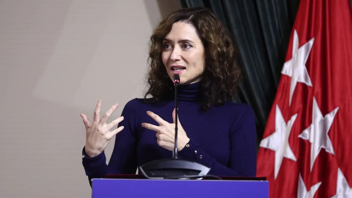 Ayuso necesita refuerzos policiales para salir de un acto ante una manifestación de profesores La presidenta de la Comunidad