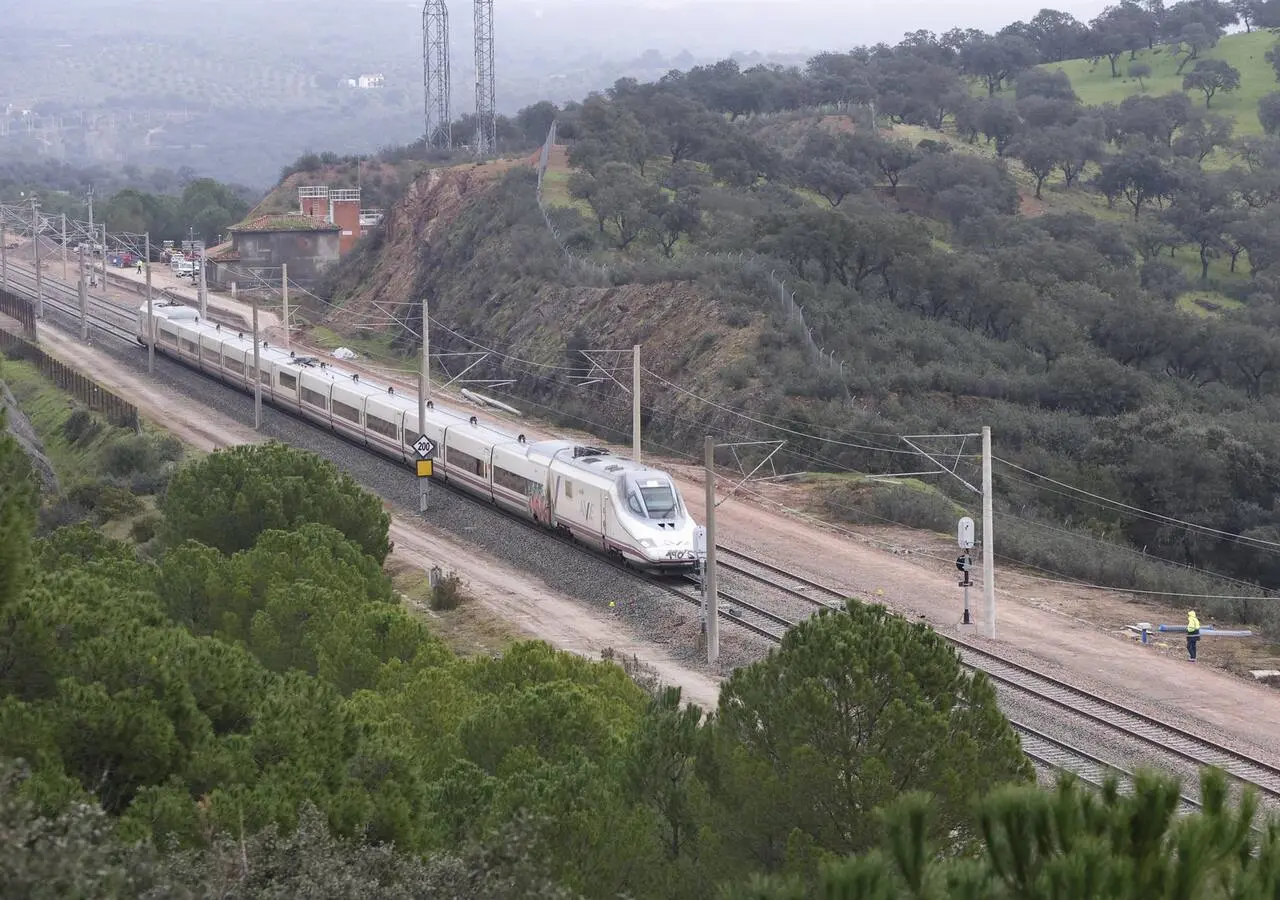 Tren AVE circulando por el tramo de Adamuz / Pedro Funes