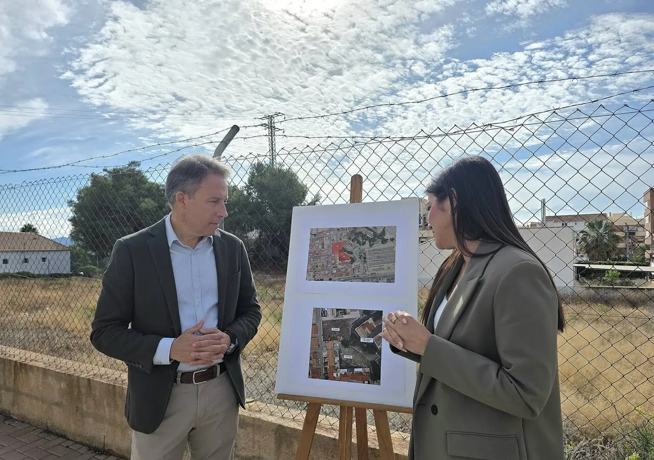 El alcalde de Lorca, Fulgencio Gil, junto a la concejala de Urbanismo, María Hernández / PP de Lorca