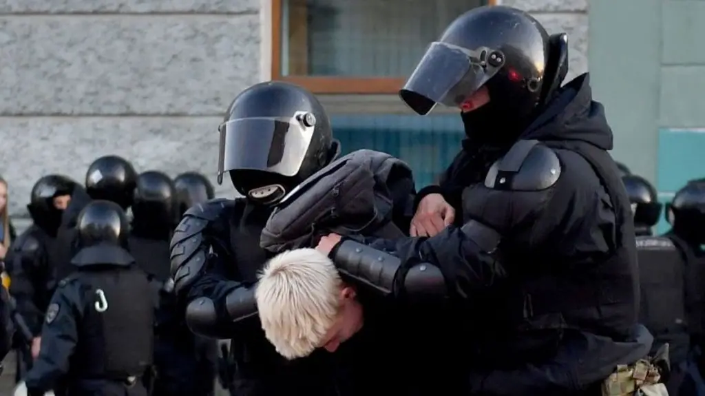 Una fotografía de 2022 muestra a policías sujetando a una persona rubia durante una protesta en Moscú contra la guerra en Ucr