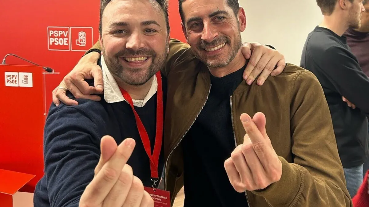 Alcaldes del PSOE valenciano dan 230.000 euros a dedo a la consultora de un exdirigente Carles Arques, izquierda, junto a Car