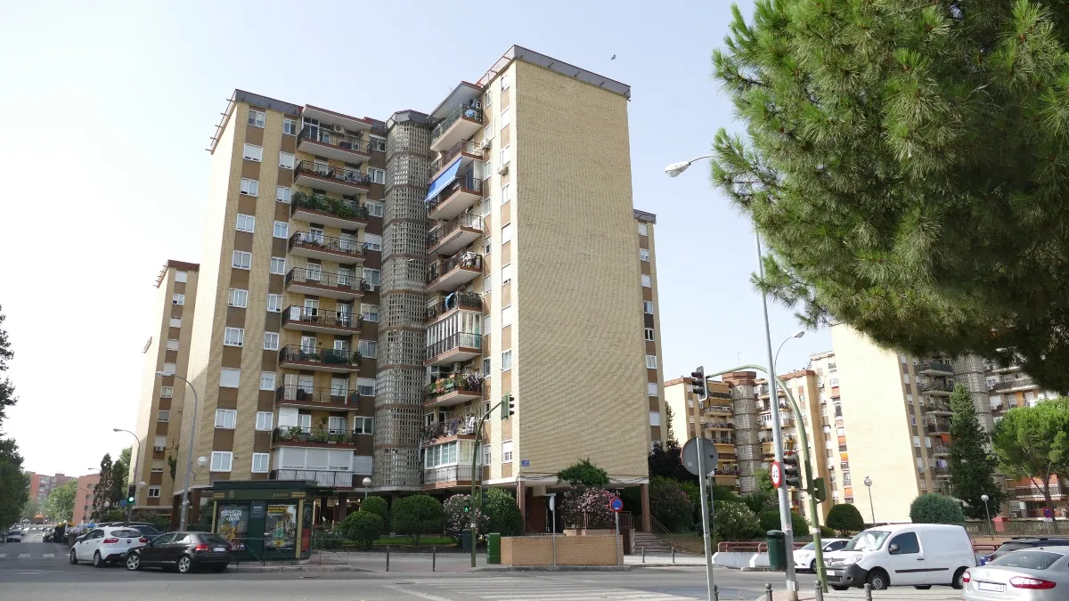 Móstoles revoluciona su política municipal de vivienda con más de 16.000 nuevos inmuebles Bloque de viviendas en Móstoles. |