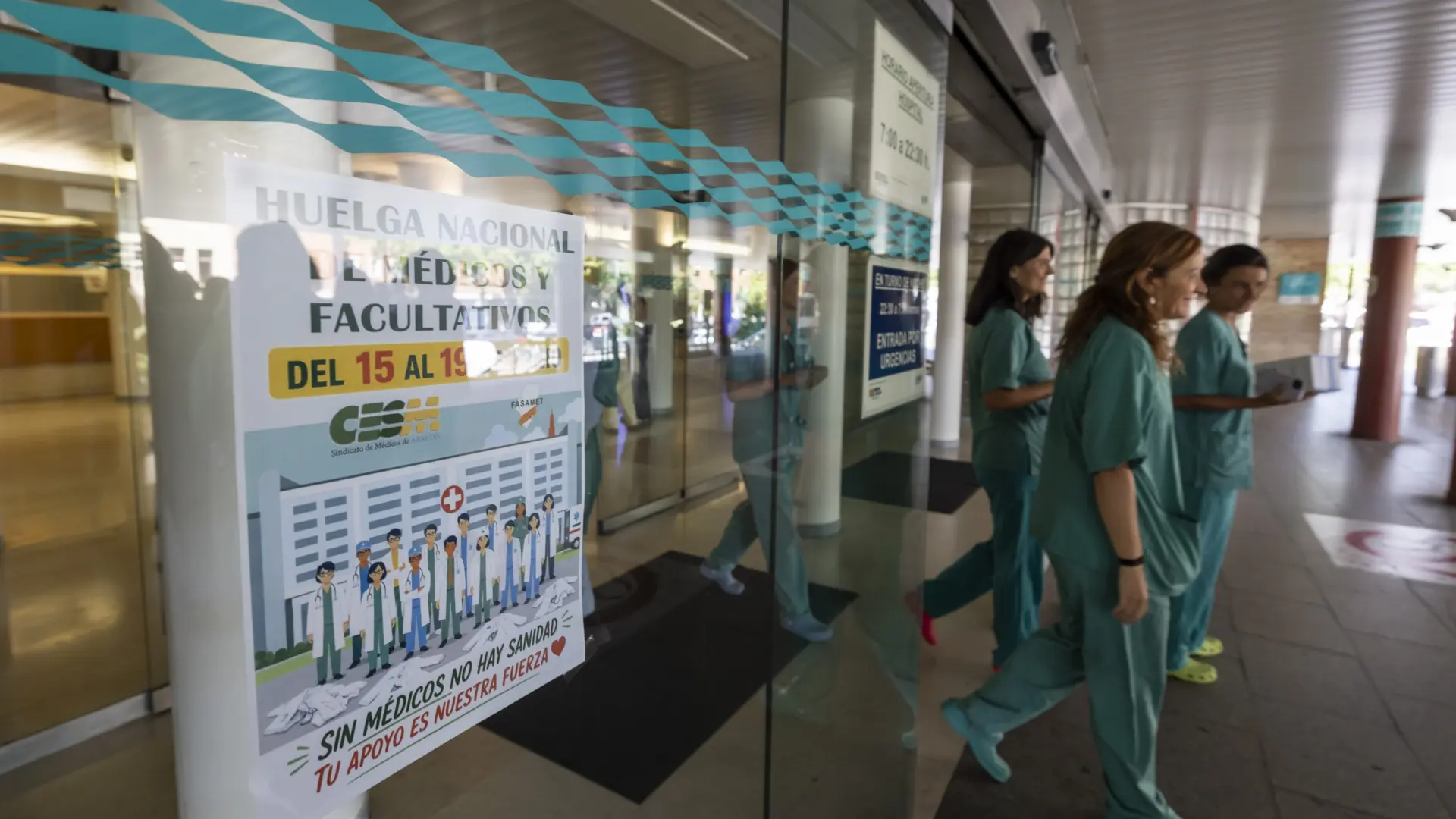Concentración de médicos frente al Hospital Clínico en el primer día de la semana de huelga.