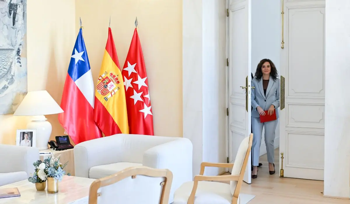 Isabel Díaz Ayuso en una sala de la Real Casa de Correos para recibir al embajador de Chile