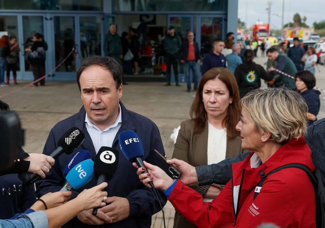 VALENCIA, 19/10/2026.- El presidente de la Comunidad Valenciana, Juanfran Pérez Llorca (i), atiende a los medios a su llegada