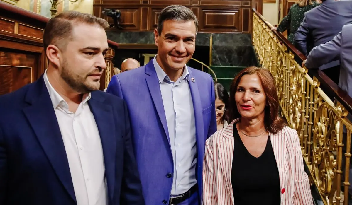 El diputado del PSOE, Manuel Arribas; el presidente del Congreso, Pedro Sánchez y la diputada del PSOE, María Luz Martínez Se