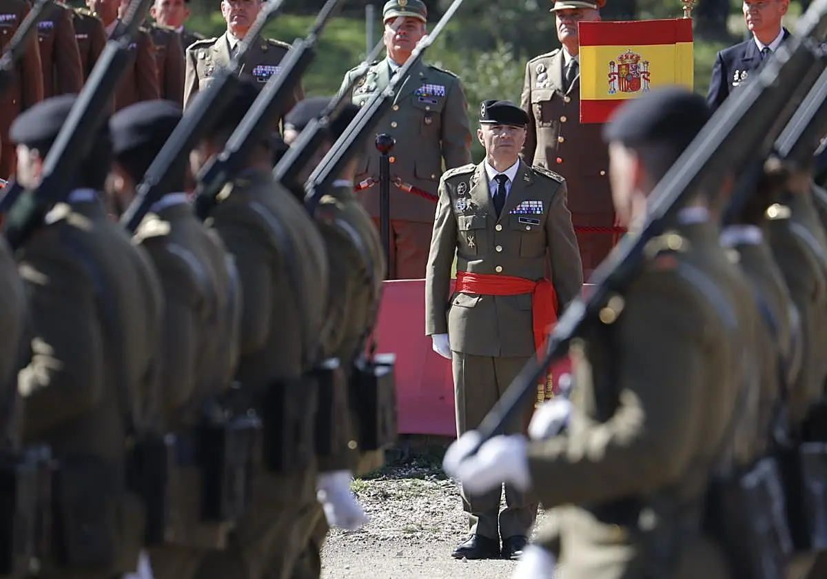 Las tropas de la Brigada 'Guzmán el Bueno', desfilanndo ane el general Fernando Ruiz Las tropas de la Brigada '