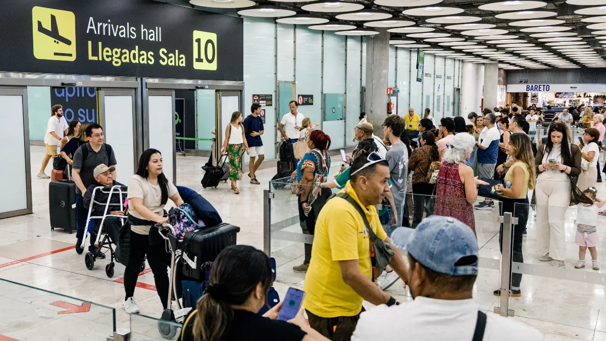 España acoge a 144 refugiados nicaragüenses reasentados desde Costa Rica Decenas de personas transitan por la T4 del Aeropuer