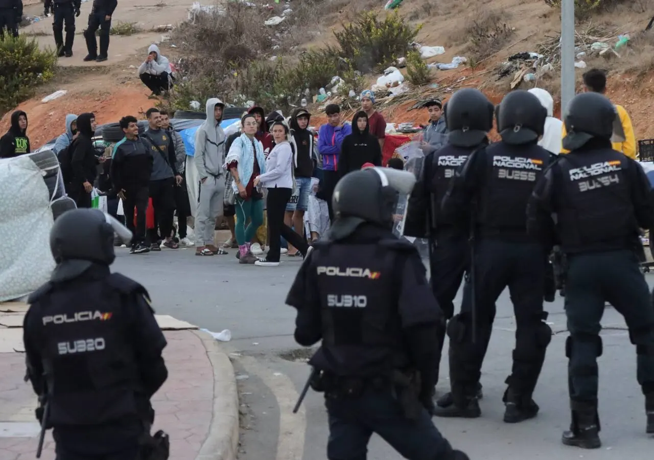 Miembros de la Policía Nacional participan en una operación para desalojar las naves del Tarajal, en Ceuta. / Reduan (EFE)
