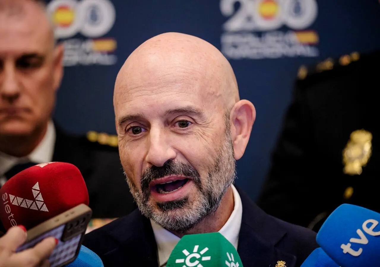 MÁLAGA, 23/09/2026.- El subdelegado del Gobierno Francisco Javier Salas realiza declaraciones durante el acto toma de posesió