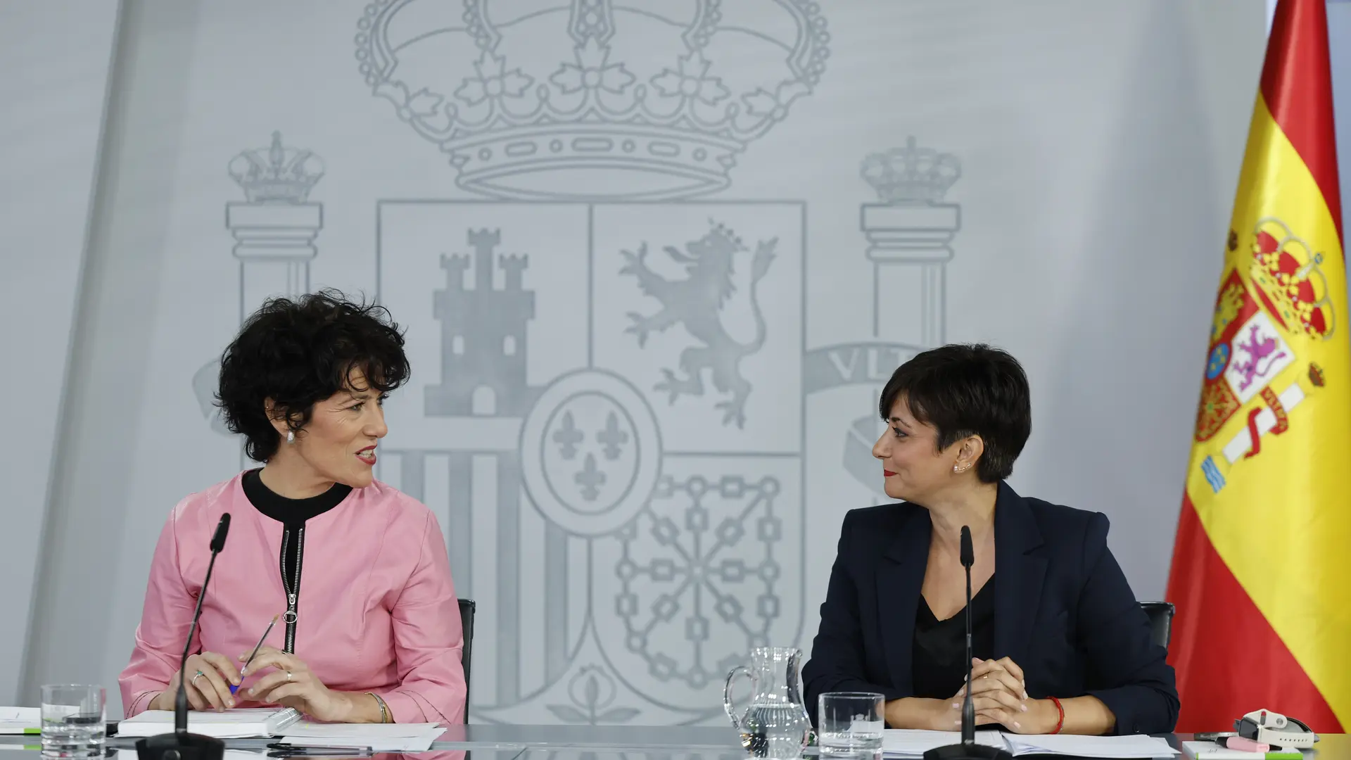 MADRID, 20/10/2026.-La ministra portavoz, Elma Saiz, y la ministra de Vivienda y Agenda Urbana, Isabel Rodríguez, durante la