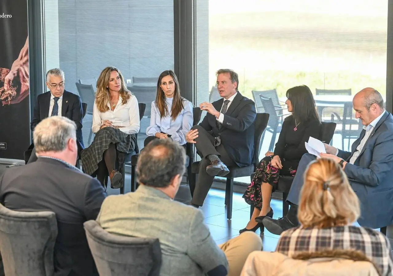 El presidente de la Diputación de Burgos, Borja Suárez, participa en la Jornada Raíces de Futuro, liderazgo femenino celebrad