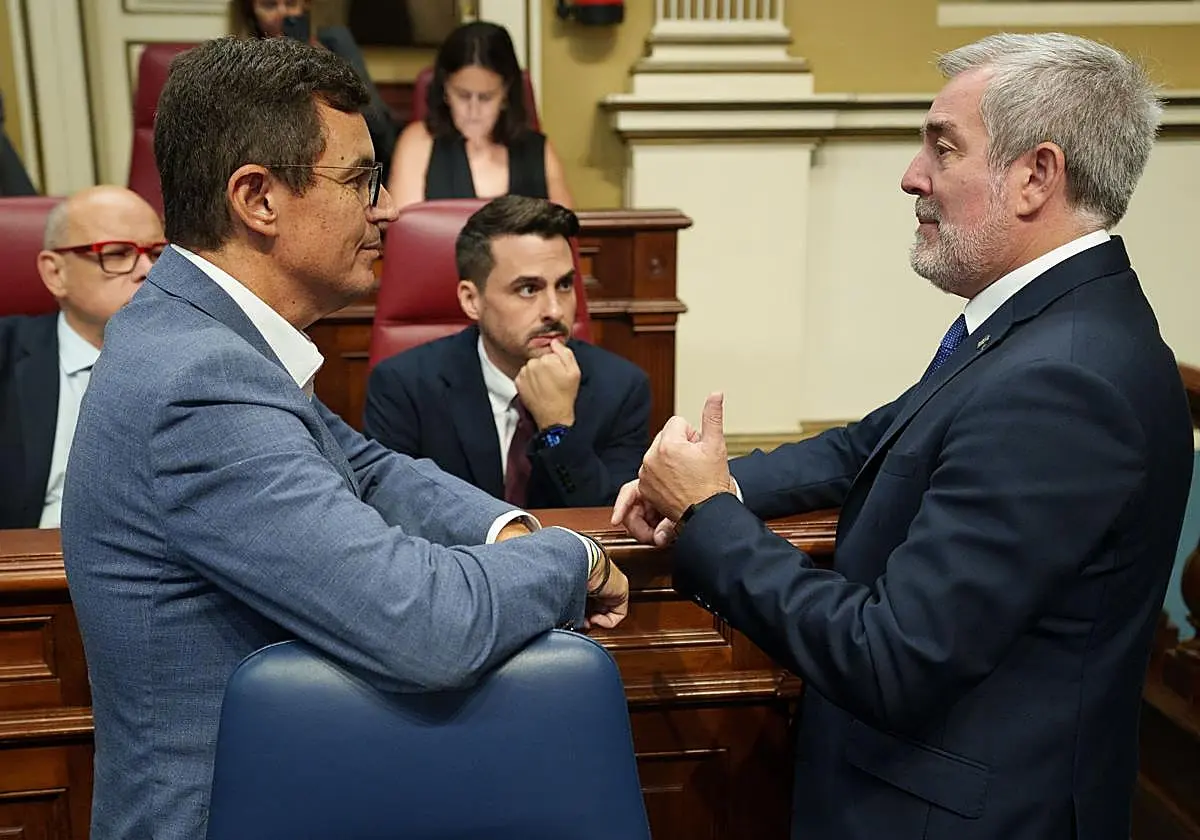 El presidente del Gobierno de Canarias, Fernando Clavijo (d), y el consejero Pablo Rodríguez (i). El presidente del Gobierno