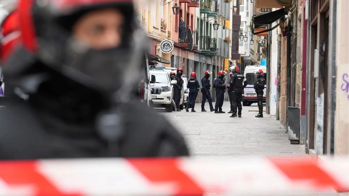 El juez de la Audiencia envía a prisión a los dos radicales vascos investigados por terrorismo Numerosos agentes de la Ertzai