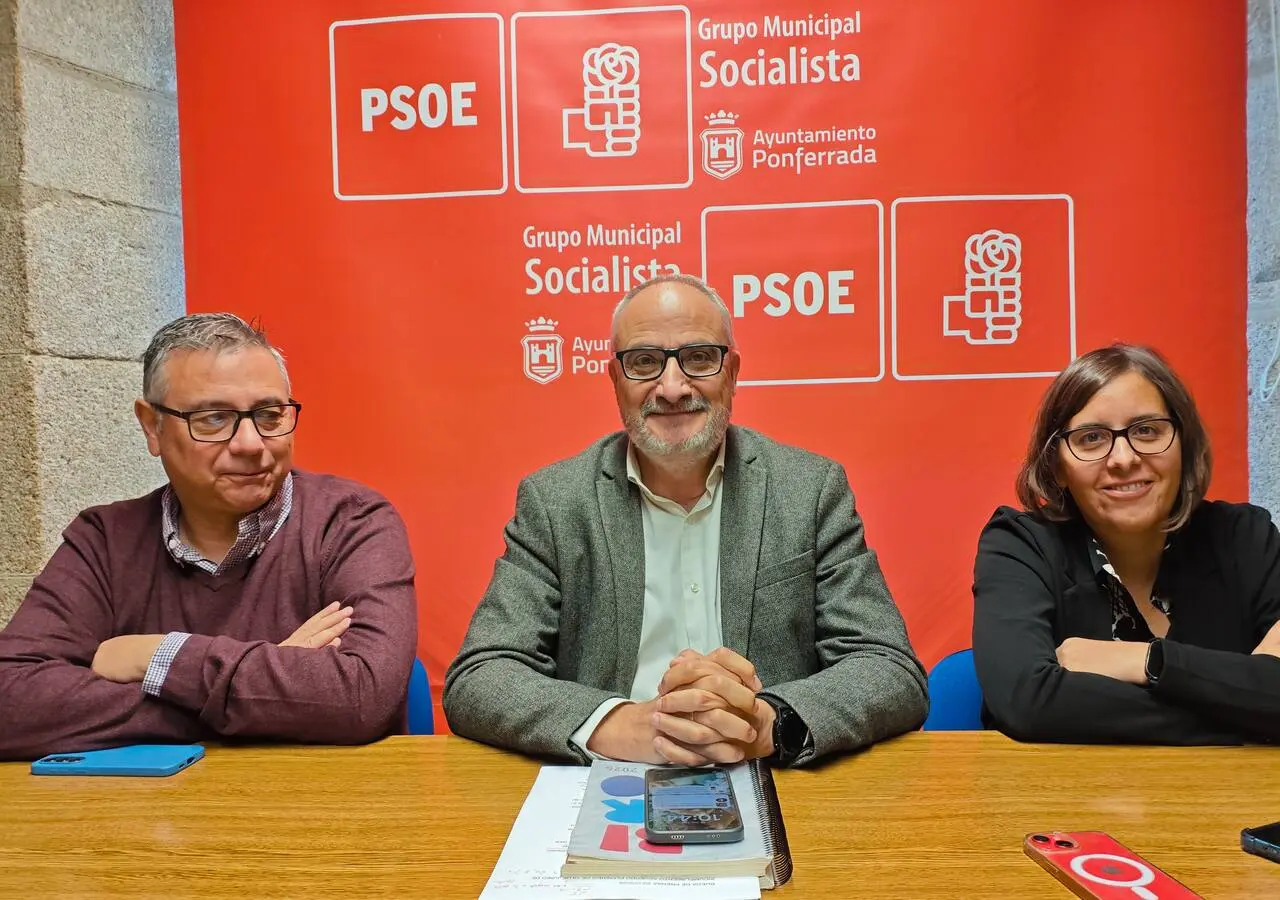 El portavoz del PSOE, Olegario Ramón junto a los concejales Andrés Gabella y Silvia Blanco