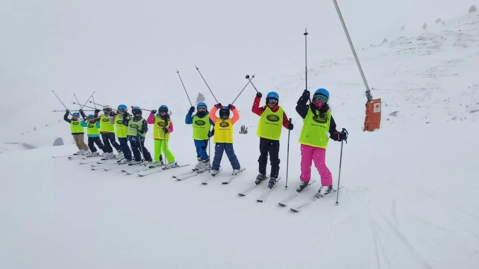 Un grupo de escolares de semana blanca en la estaci&oacute;n de Cerler la pasada temporada.