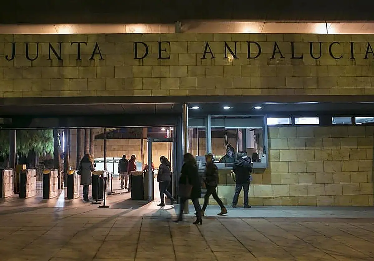 Funcionarios entrando en el edificio administrativo de la Junta de Andalucía en la Cartuja Funcionarios entrando en el edific