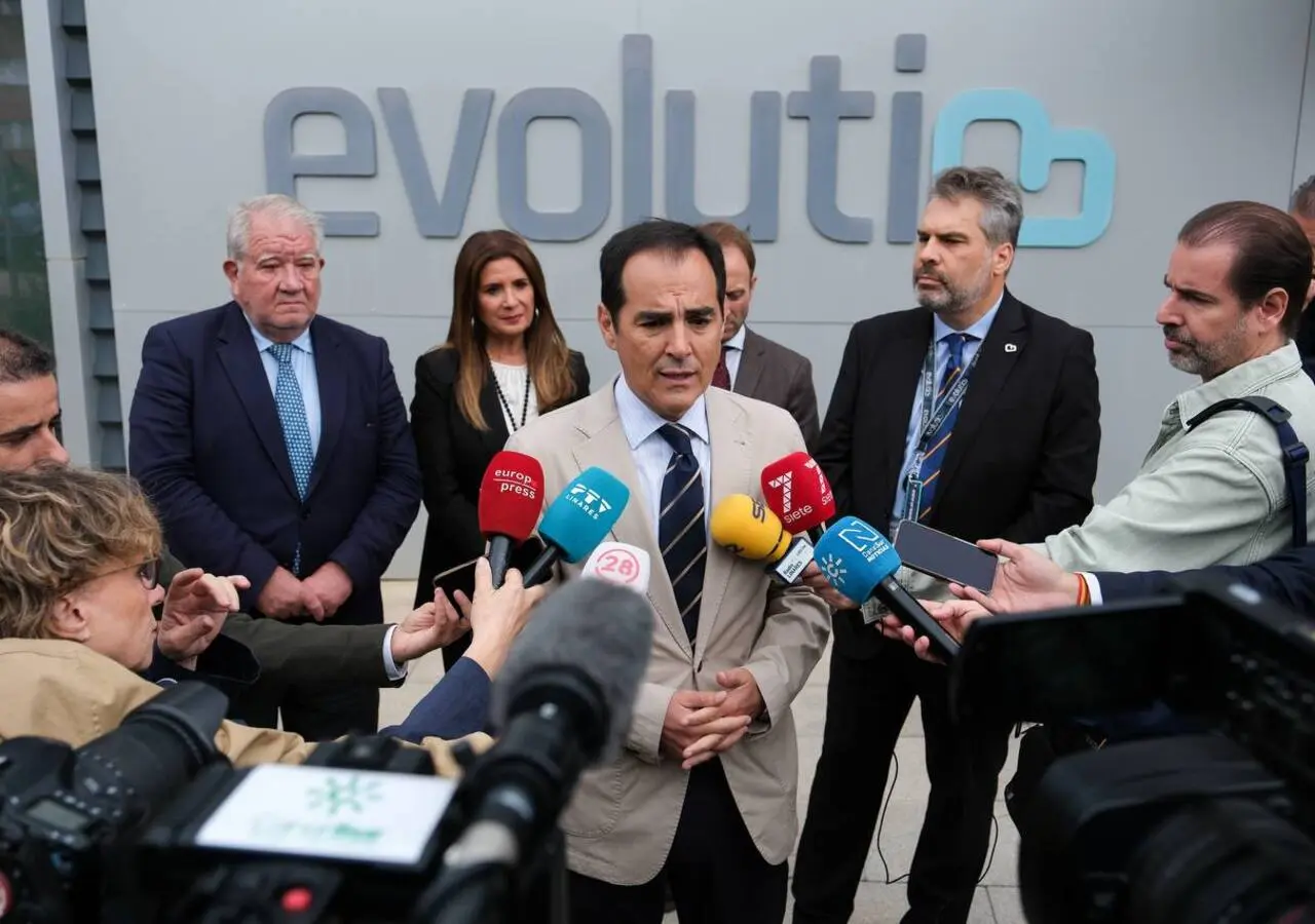 José Antonio Nieto atiende a los medios de comunicación en Linares. / Junta Andalucía