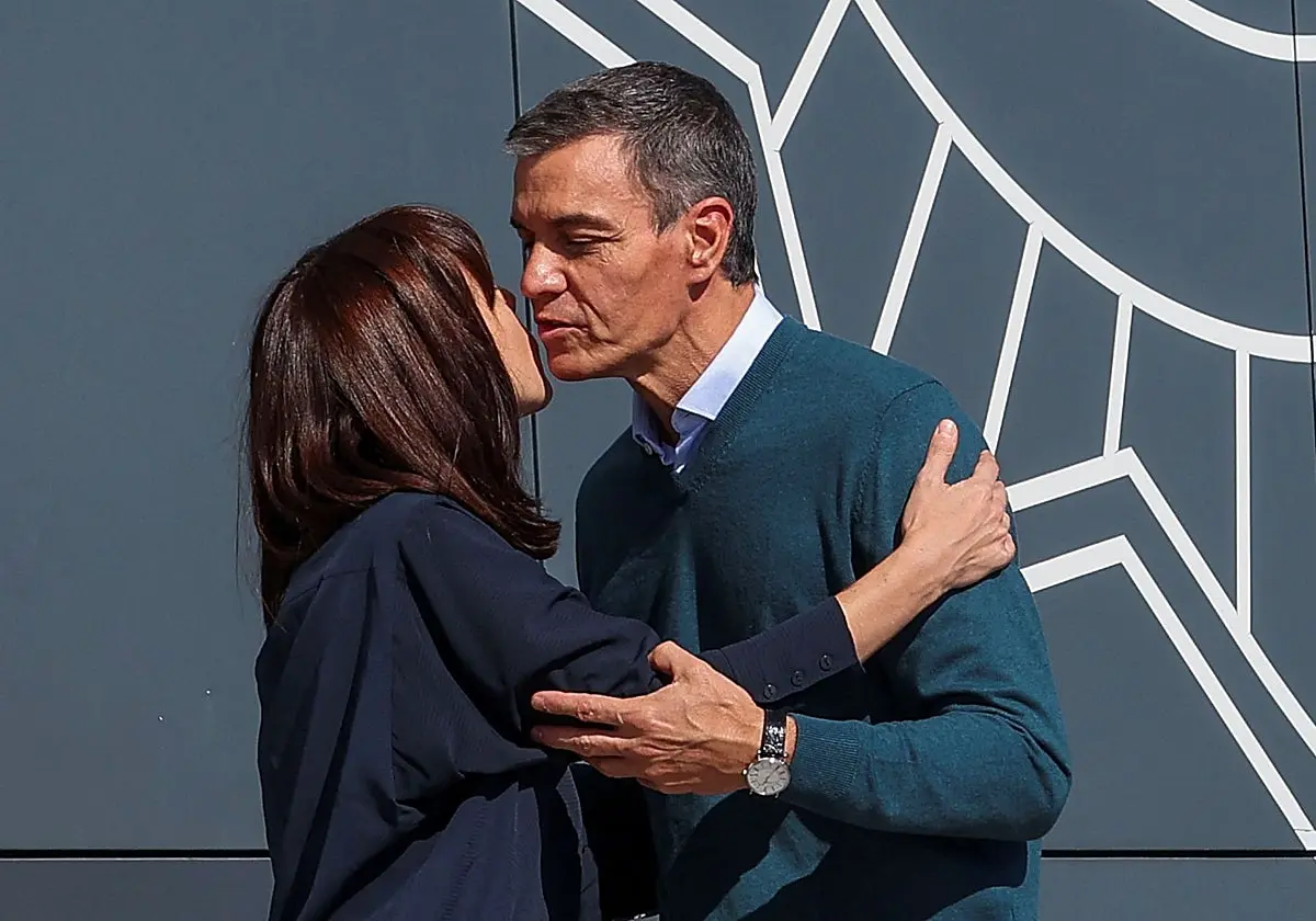 Pedro Sánchez saluda a Diana Morant a su llegada a Oliva. Pedro Sánchez saluda a Diana Morant a su llegada a Oliva. (REUTERS)