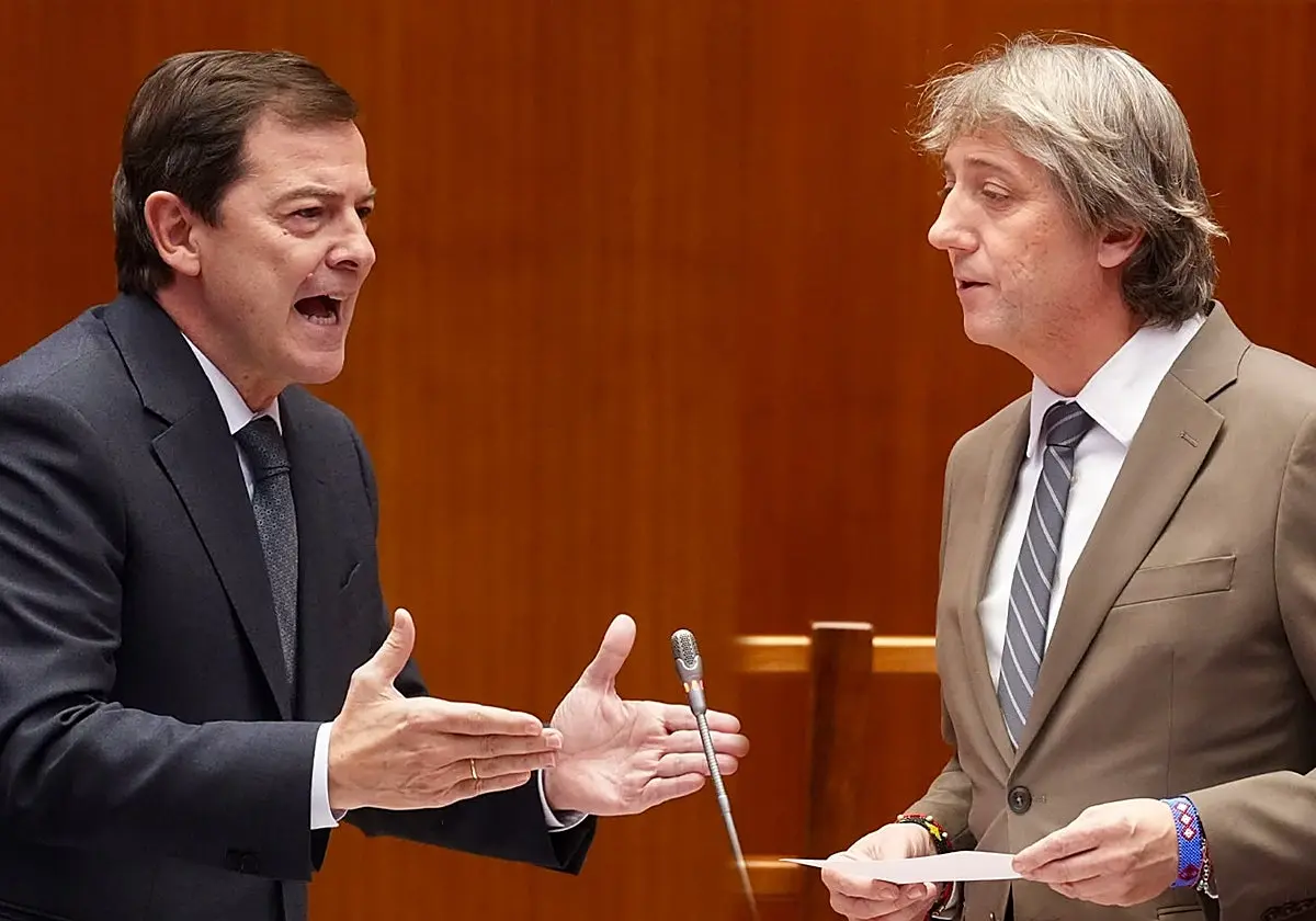 Alfonso Fernández Mañueco y Carlos Martínez, en un montaje fotográfico, durante su intervención en el pleno Alfonso Fernández