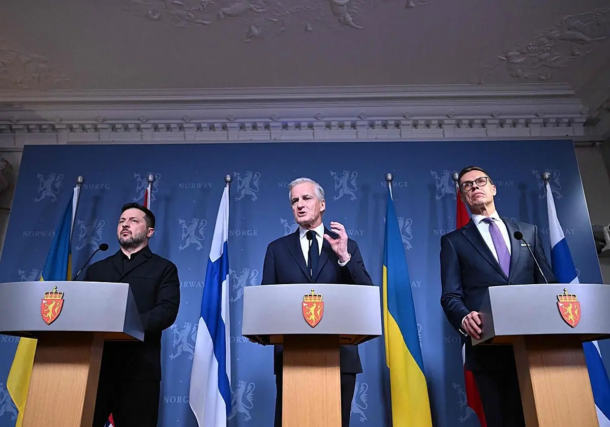 Zelenski junto al primer ministro de Noruega y al presidente de Finlandia en una reunión en Oslo para debatir la situación en