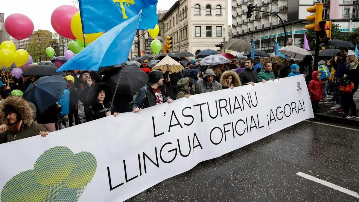 Educación asegura que la especialidad docente de asturiano llegará a tiempo antes del 29-N