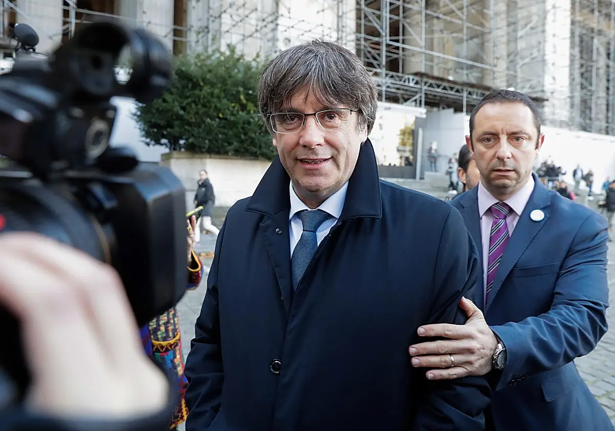 Puigdemont, con un escolta voluntario durante su fuga. Puigdemont, con un escolta voluntario durante su fuga. (EFE)