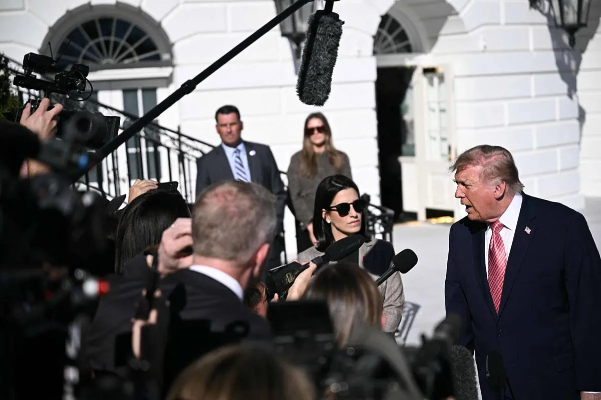 Trump sopesa convertir la sala de prensa de la Casa Blanca en una piscina como su «último legado»