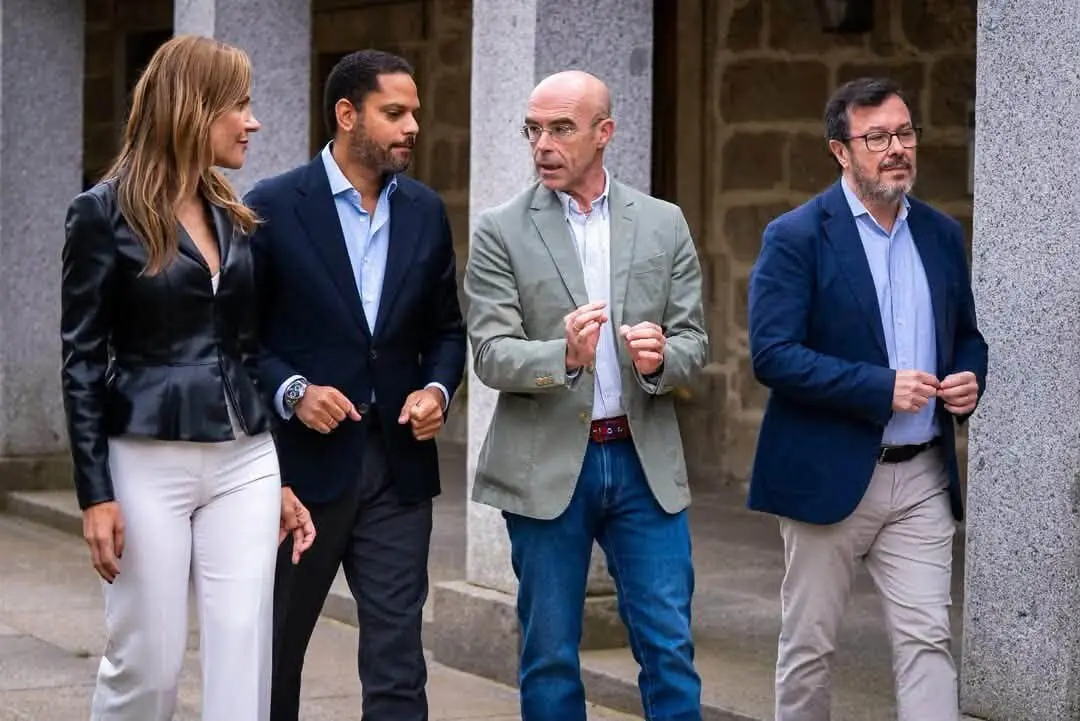 De izquierda a derecha: Isabel Pérez Moñigo, Ignacio Garriga, Jorge Buxadé y José Antonio Fúster