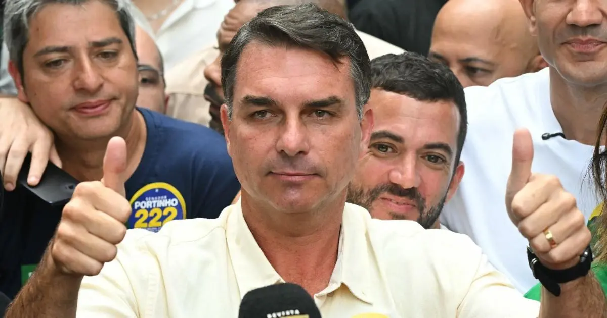 Flávio Bolsonaro pide anular la candidatura de Lula por el supuesto uso de WhatsApp