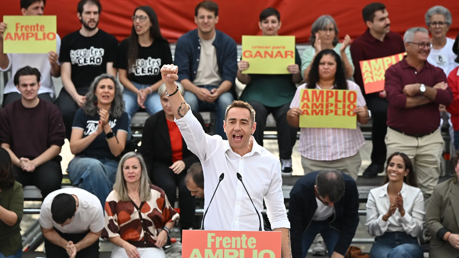 MADRID, 17/10/2026.-El candidato de Frente Amplio por Madrid, Emilio Delgado (d), pruonuncia un discurso durante la presentac