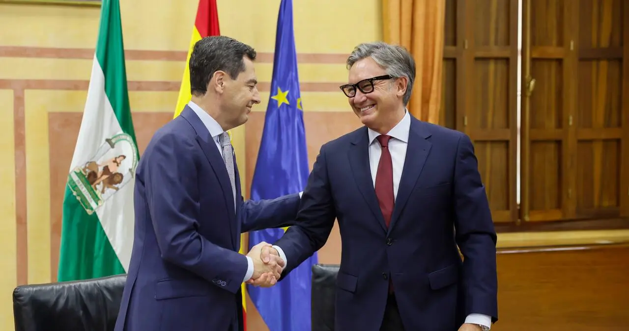 El presidente de Andalucía, Juanma Moreno, y el vicepresidente y líder de Vox en la comunidad, Manuel Gavira / Jose Manuel Vi